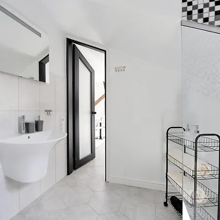 דירה White Door Mansard Heart Of 2