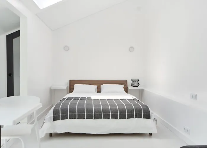 White Door Mansard Heart Of 2 Διαμέρισμα