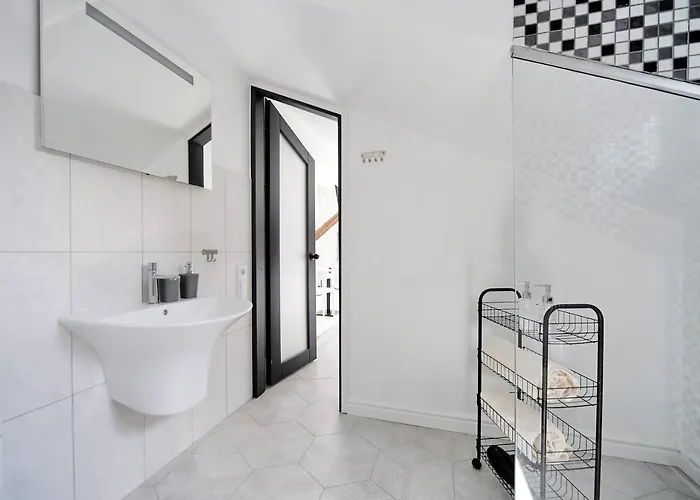 דירה White Door Mansard Heart Of 2