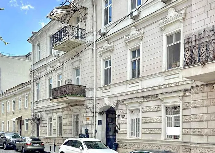 White Door Mansard Heart Of 2 Διαμέρισμα *