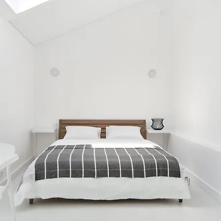 White Door Mansard Heart Of 2 Appartamento